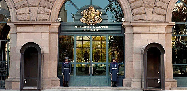 Пак палатки, но пред президентството