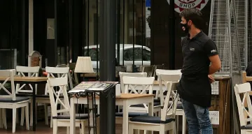 Заведенията искат сервитьорите да са без маски