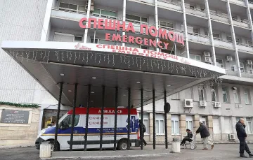Детенце сдъвка капсула с препарат за пране