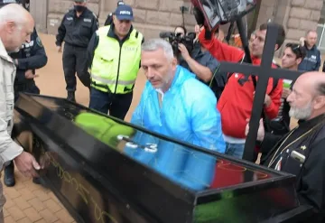 Прекалиха!След бесилото, сега и ковчег на протеста