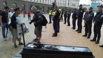 Протести 28-ми ден: Бурята отвя палатки