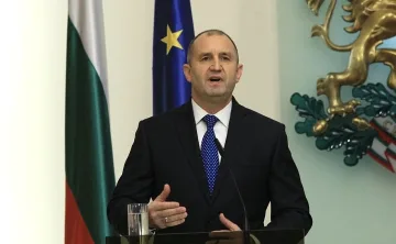 Радев пак посяга към Конституцията