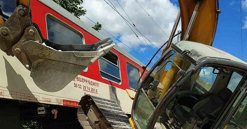 Локомотив и багер пробваха да се цункат