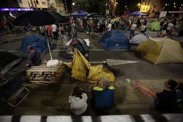 Протестът продължава с палатки и петима гладуващи