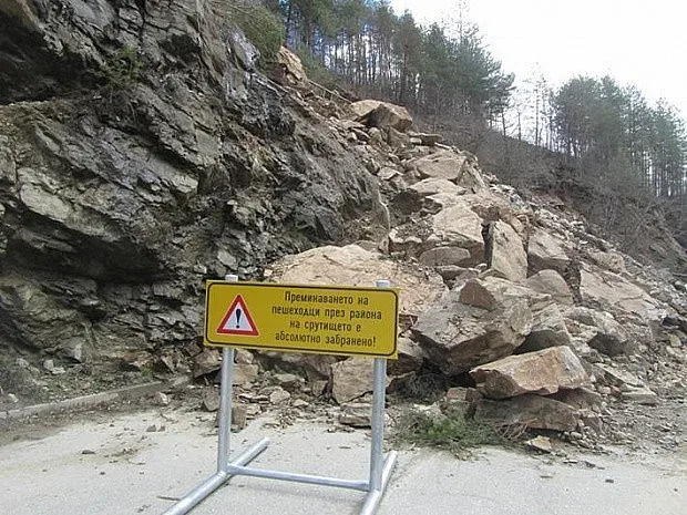 Укрепиха част от срутището към Рилския манастир