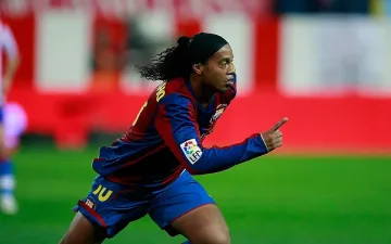 Роналдиньо се завръща в Барселона