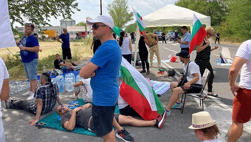 Нахалството расте на протеста край Стара Загора
