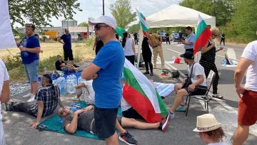Нахалството расте на протеста край Стара Загора