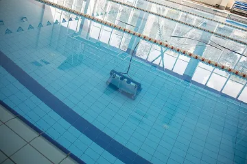Робот чисти басейна в Стара Загора