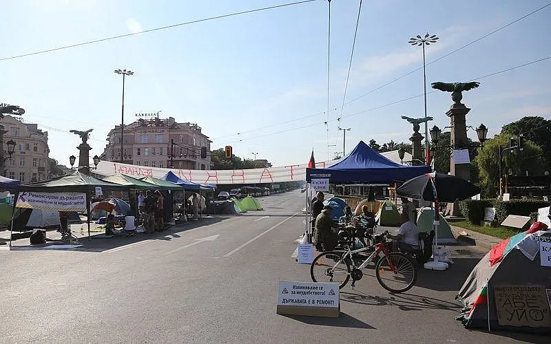 Три кръстовища остават блокирани