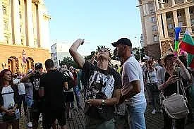 Протестът: Летят жълти стотинки и червена боя