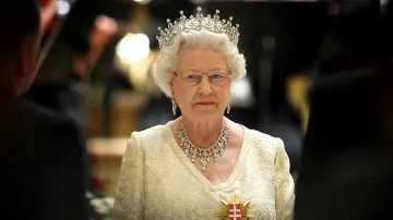 Гард на кралицата крил кокаин в баня на двореца