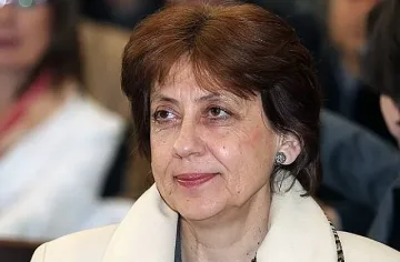 Непознат блъснал Инджова, ръката й е счупена