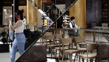 Гърция пак навлиза в хватката на пандемията