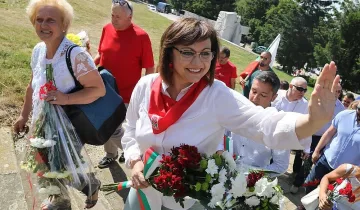Нинова се отчете с цветя венци и слово на Бузлуджа