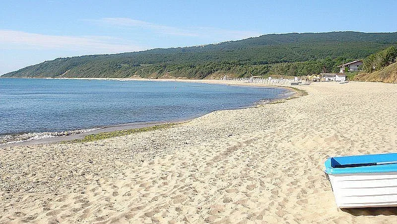 Мазни топчета на плажа в Иракли