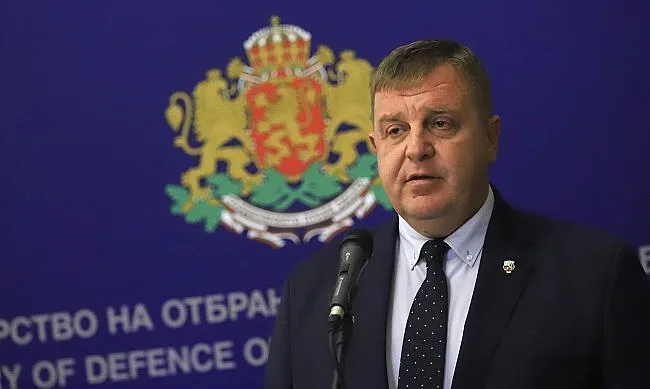 Каракачанов: не става с камъни, трябва диалог