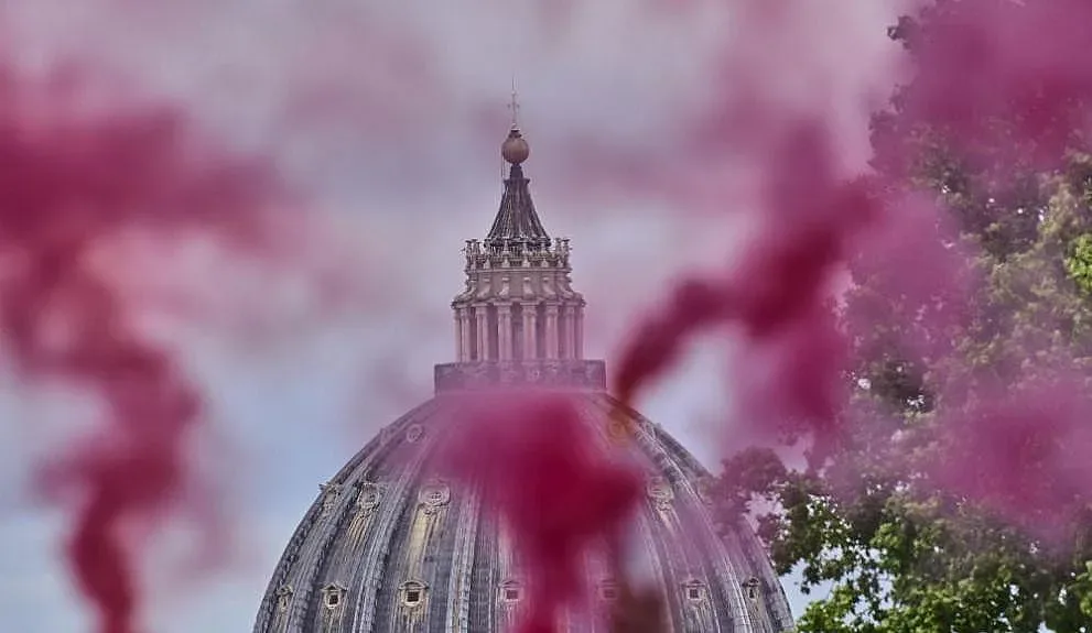 Обрат! Розов дим над Ватикана