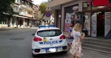 Заснеха как полицай спира "като патрон"