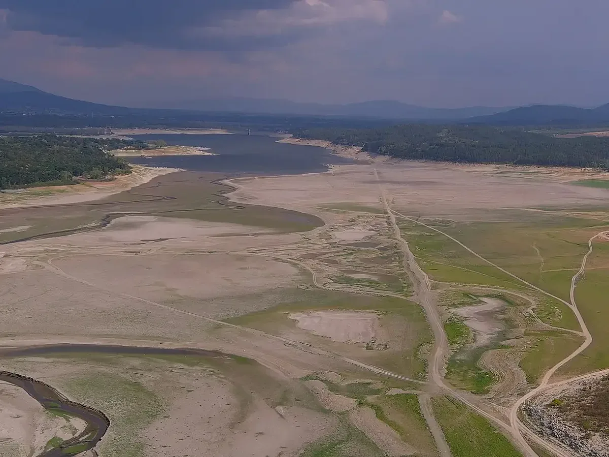 Сушата удари още един язовир. Показа се легендарна забележителност