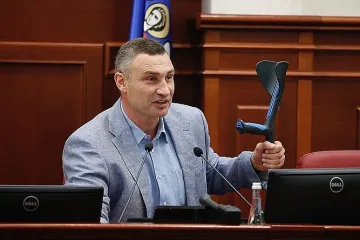 Кличко гони бандити, къса ахилес