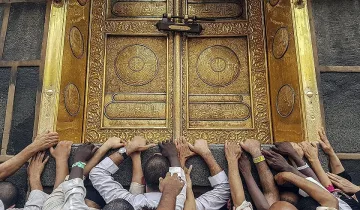 Пускат само 1000 души на поклонение в Мека