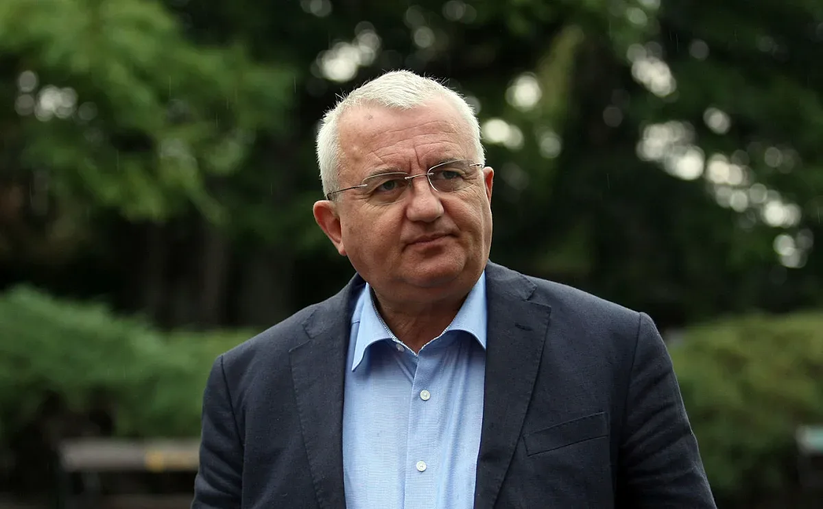 Агитката на Ангелкова-яки момчета с черни фланелки