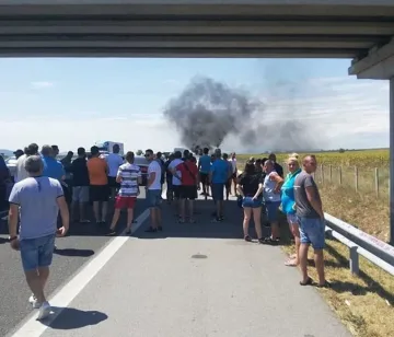 Кола се запали на "Тракия", запуши трафика