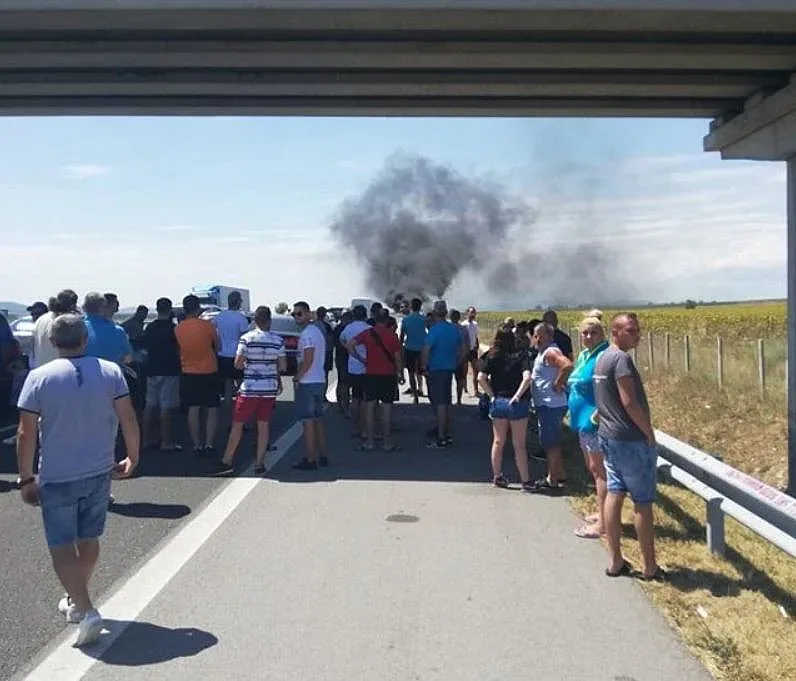 Кола се запали на "Тракия", запуши трафика