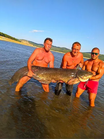 80 кг сом уловиха в язовир "Жребчево"