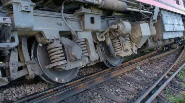 Товарен влак дерайлира, друг се сблъска с кола