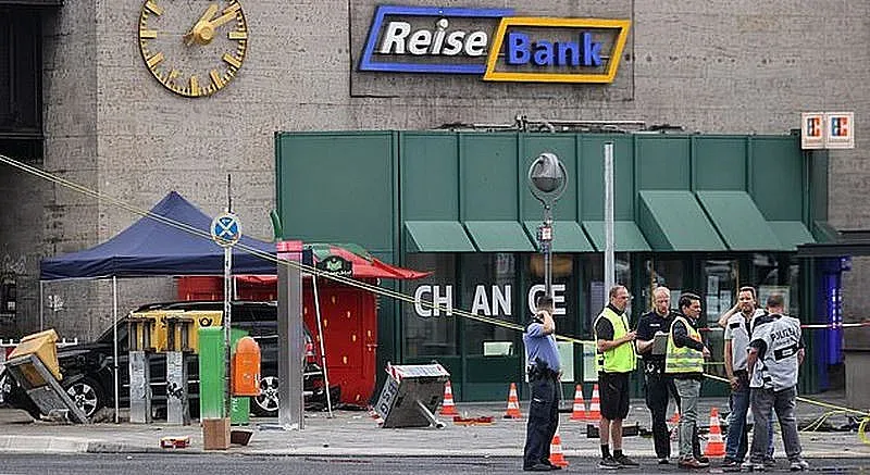 Автомобил връхлетя група хора в Берлин, рани седем