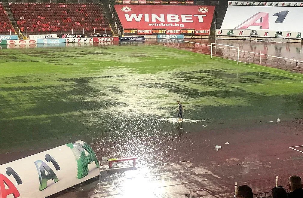 Бурята прекрати мача ЦСКА - Пирин