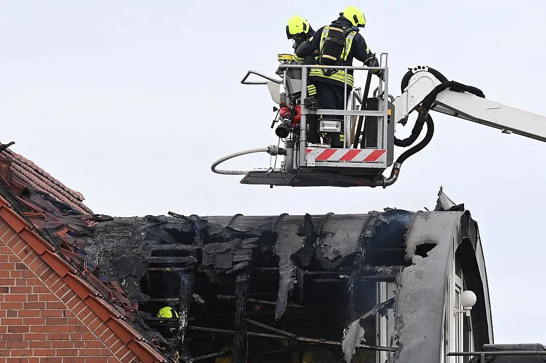 Самолет се разби в сграда