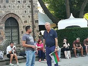 Камион и яйца озариха лицата на протестиращите/ОБНОВЕНА/