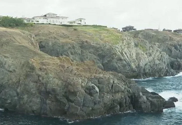 Кметът на Созопол: Бутаме сгради, блокирали пътеки