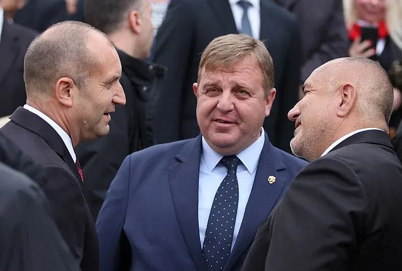 Каракачанов се цани за каска между Борисов и Радев