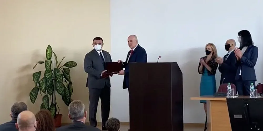 Гешев награди Младен Маринов за отлична служба