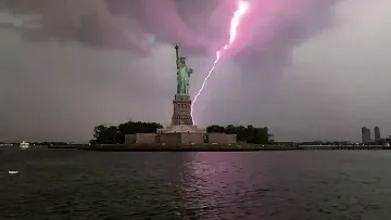 Мълния удари Статуята на свободата