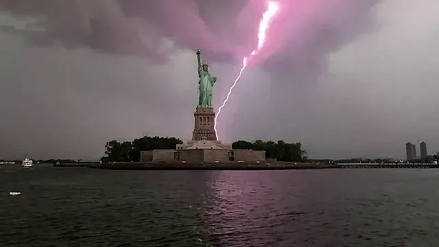 Мълния удари Статуята на свободата