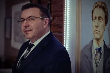 Как лекарят на Сървайвър стана здравен министър