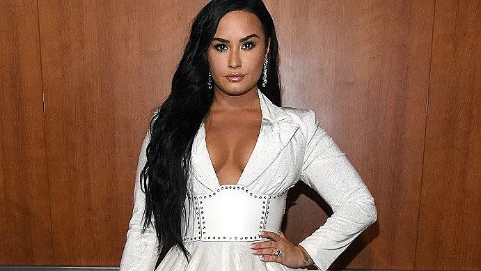 Деми Ловато се сгоди