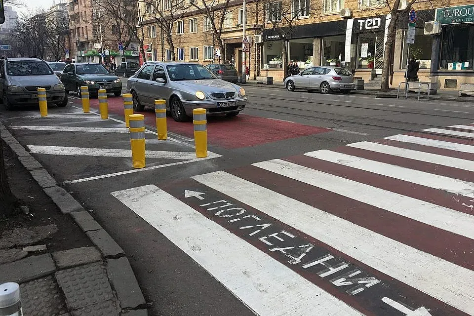 Обезопасяват пешеходните пътеки в София