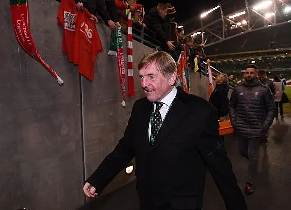 Сър Кени Далглиш награждава Ливърпул довечера