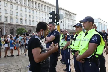 Охранители на казина викани на протестите