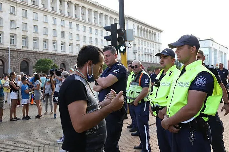 Охранители на казина викани на протестите