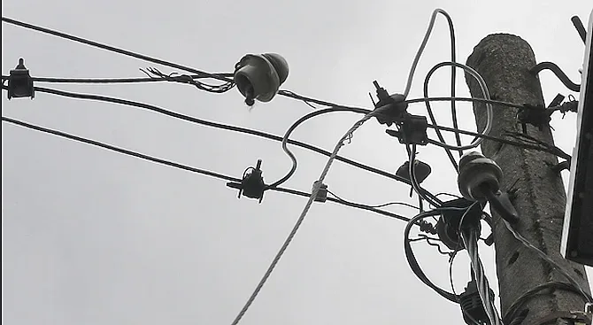 Мъж загина докато краде ток