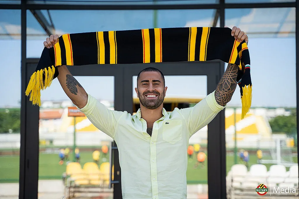 Играл с Рууни подписа с Ботев (Пд)