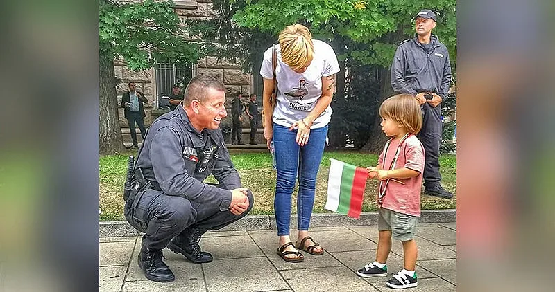 Дъщеря на полицай се изправи срещу протеста