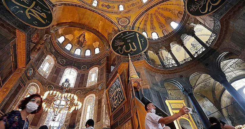 Завесата пада за християнските символи в Св. София